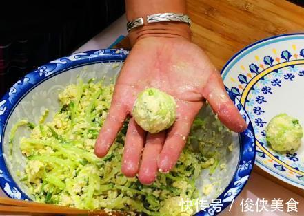 淀粉|做萝卜丸子,加淀粉还是面粉?大厨教你这样做,金黄酥脆,特别香
