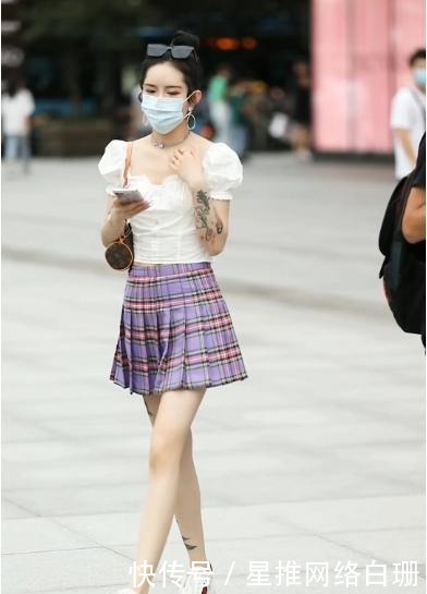 十足|白色T恤搭配紫色格裙,优雅端庄,少女感十足