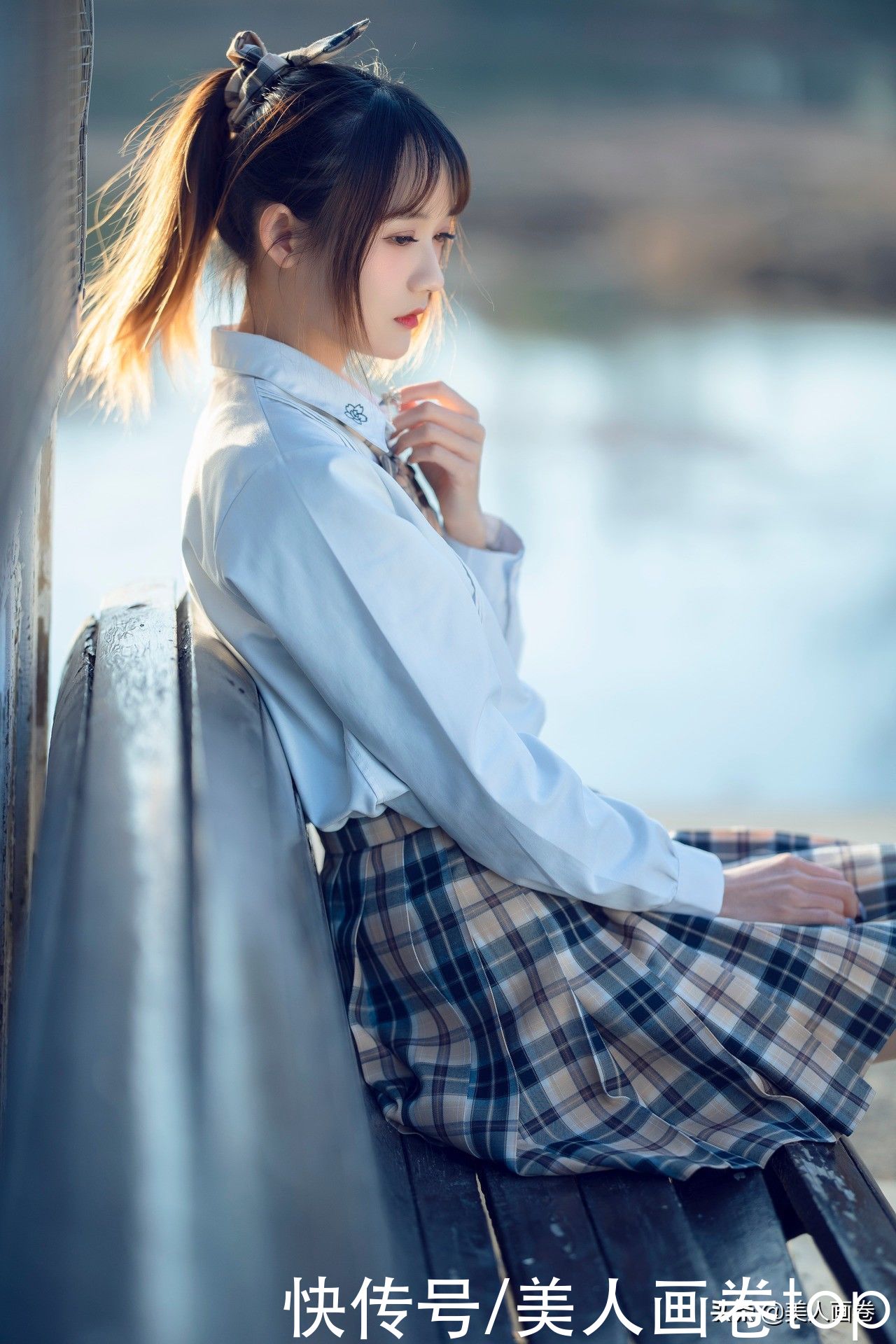 美女壁纸图片：我也会给她看相片，给她讲同桌的你