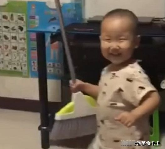 亲爱的|“小暖男宝宝”教训爸爸走红,拿着扫帚为妈妈撑腰,最后一幕好暖