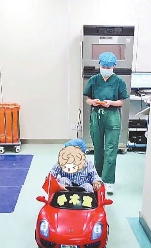 手术|开遥控玩具车接小患儿进手术室