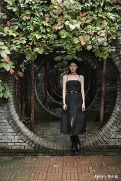 陈瑶拿捏住性感了，穿黑色吊带的开衩连衣裙，既清纯又有优雅气质