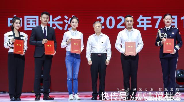 主持人|馮琳簽約上海臺(tái)成為實(shí)習(xí)主持人,未來事業(yè)發(fā)展如何選擇