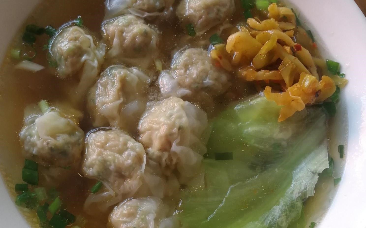 小馄饨肉馅要加生粉吗？看馄饨店主如何调馅，鲜嫩抱团有诀窍