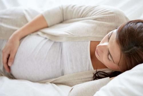 孕妇|孕期的这4种“睡姿”，准妈妈要尽量避免，胎儿很难受