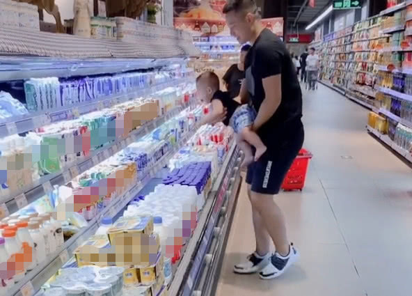 小手手|奶爸带娃“逛”超市火了,娃这年头大人真不好带,老是乱跑