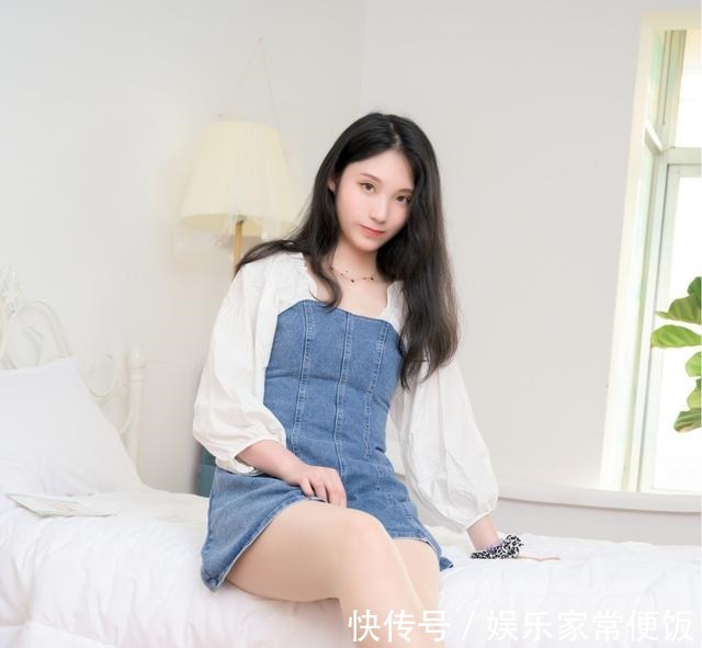 妹纸们 牛仔裙搭配一双高跟鞋或者小白鞋是非常好的选择!青春靓丽又时尚!