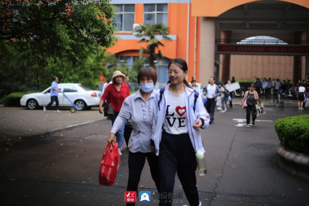 日照实验高中|刚刚！日照高考雨中结束！他第一个冲了出来！这些感动瞬间......