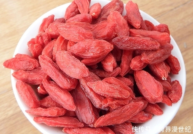 早好|每晚睡前嚼5粒枸杞,坚持半月,3大好处“会找上你”,早吃早好