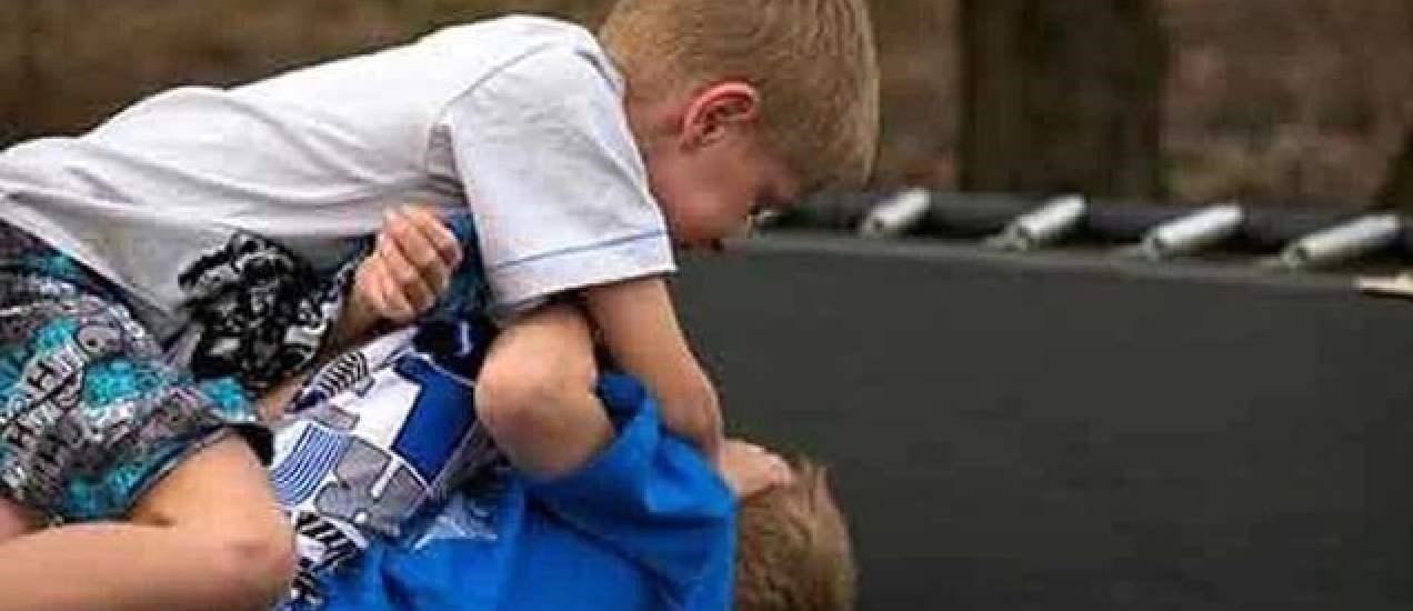 区别|打架还手的孩子和默默忍受的孩子,长大后的区别,可不是一星半点