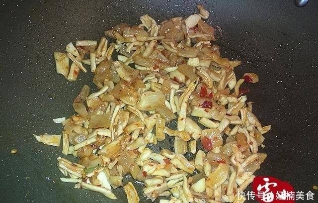 腌了一瓶萝卜,家人一顿就吃光了,太好吃,又腌了一瓶!