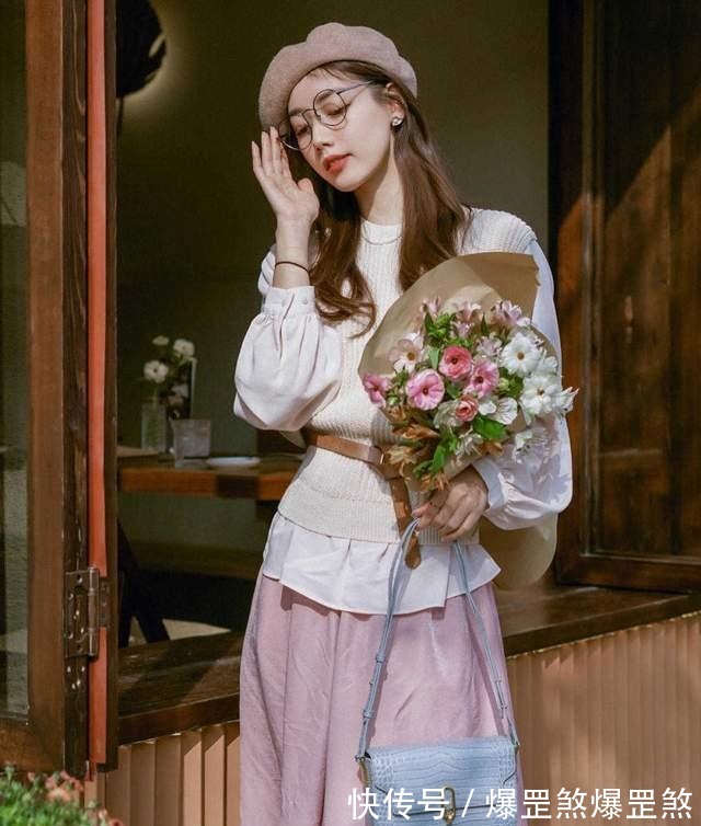 秋天 皮肤暗黄的女生如何选衣服颜色可以尝试这几款,让你显白还好看!