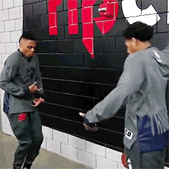 |搞笑动图:上一秒很帅,下一秒很疼!