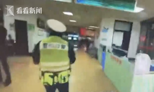 急诊室|女婴昏迷口吐白沫 民警抱着孩子冲进医院...