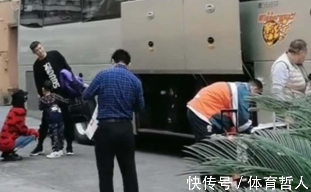 球迷|太温馨!长春球迷零下20度热情欢迎广东队,吓到周鹏不敢下车