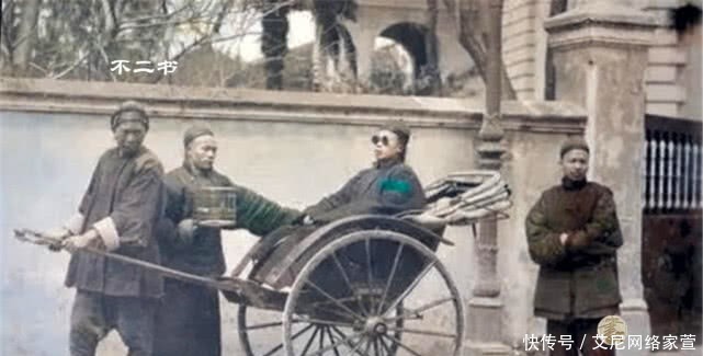 时期|清末上色老照片:镜头下真实的八旗子弟,遛鸟、吸大烟、喝花酒