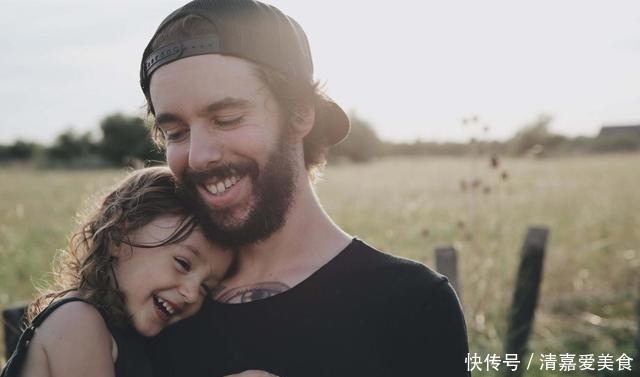 人贩|“最慌爸爸”医院抱娃,神色慌张似人贩,护士笑翻:我差点报警