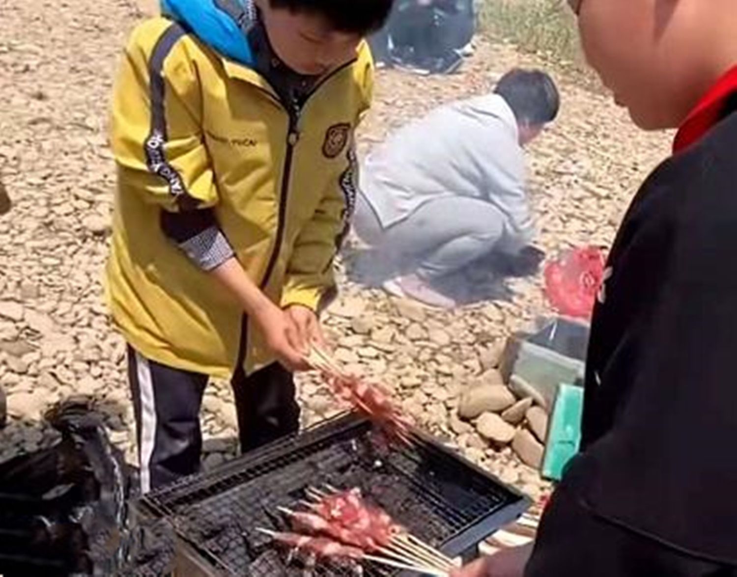 现在的小学生太强了，春游火锅烧烤齐上阵，老师：我成了等着吃的