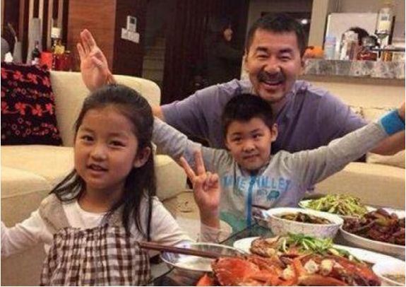 陈建斌|看看蒋勤勤和陈建斌的家,家常便饭也这么丰盛,家里摆满古玩