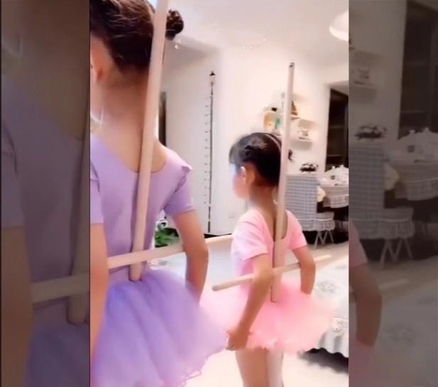 规矩|看电视可以，但是得按照妈妈的规矩来，网友：这种站姿看得人腰疼