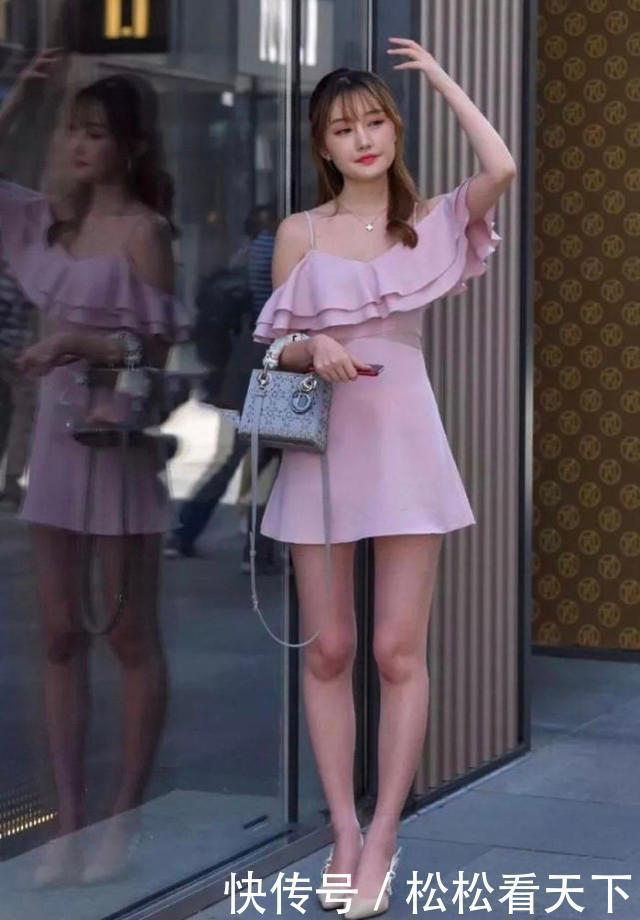 邻家小妹一身清甜吊带连衣裙打扮,清新可人,给人一种初恋的感觉