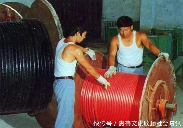 单位|老照片80年代的大型国营工厂,曾经最红火的“铁饭碗”单位