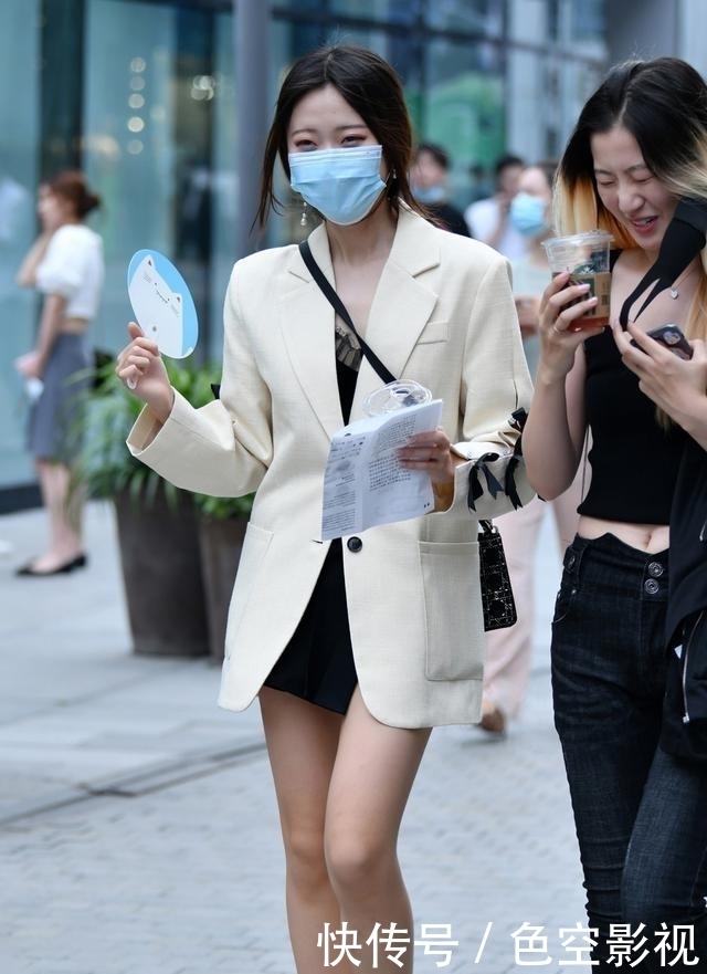 连衣裙的打扮回头率超高,稳重不踩雷,女神风格更突出