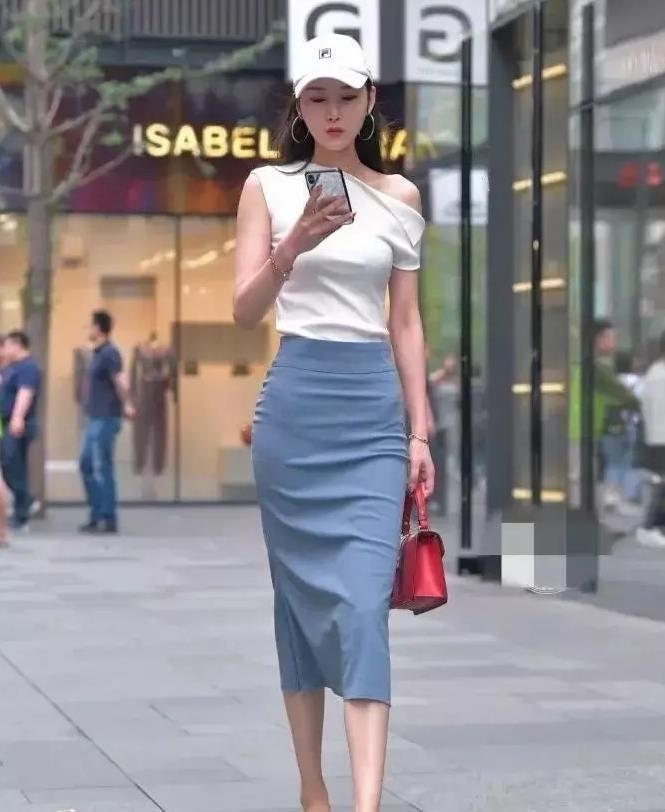 半身裙|罗衣何飘飘, 轻裾随风还, 白色单肩上衣配半身裙的青春时髦穿搭