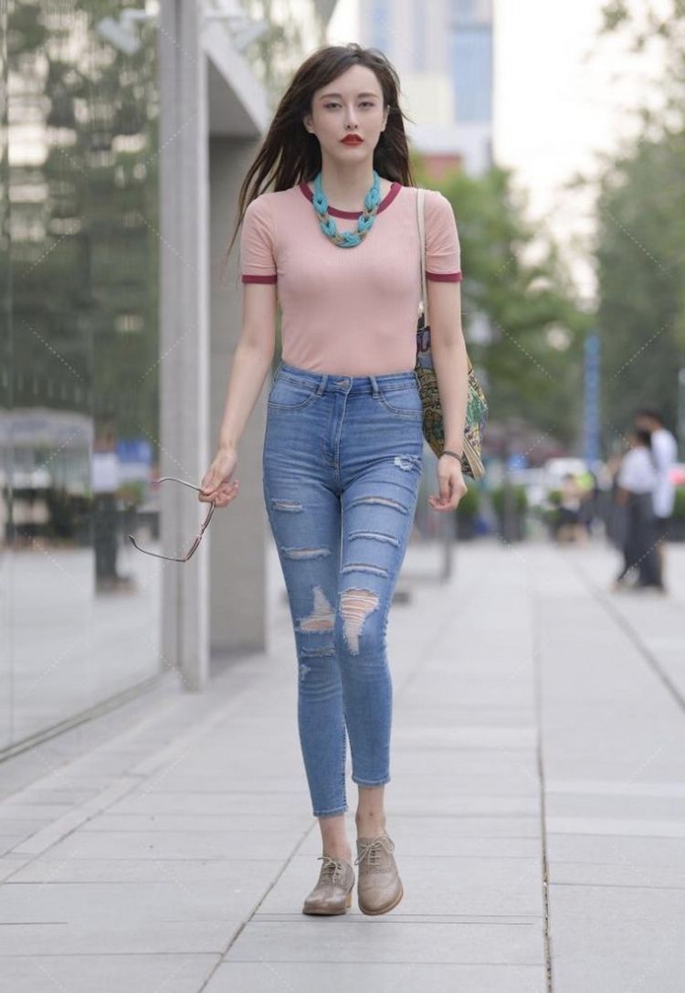 高跟鞋|街拍，美女穿一字肩的修身短款T恤，十分的动人