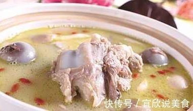 炖排骨汤时，千万不可直接下锅，忽略掉这一步，排骨肉柴还不鲜