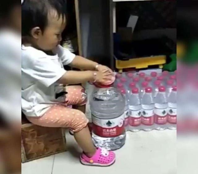 奶瓶|“自力更生”宝宝喝水走红，自己想出奇招，网友：还不如孩子聪明