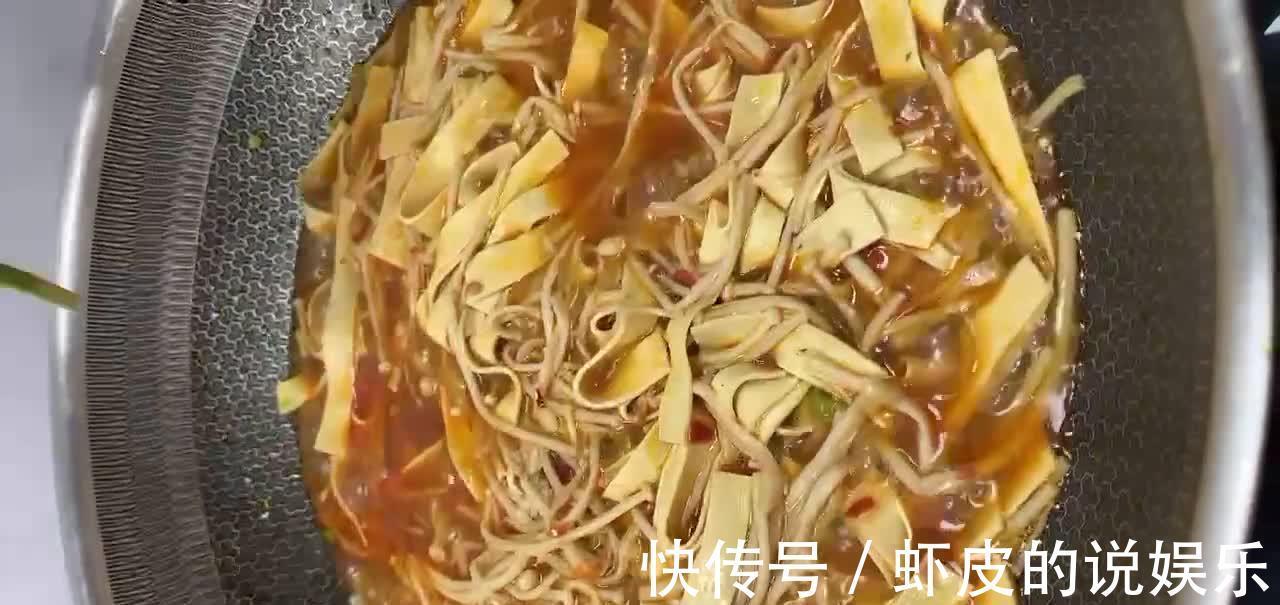 金针菇豆腐皮烧韭菜,汤鲜味美香辣入味,韧中带脆,既好吃又下饭