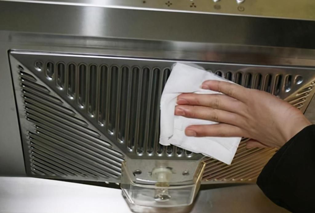 清洁剂|日子过久了才知道,自己清洗油烟机有窍门,一喷一擦就能搞定