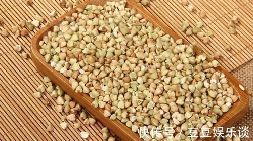 金针菇|医生说它是“天然刮油王”，每天吃一点，刮油排毒，告别大肚腩