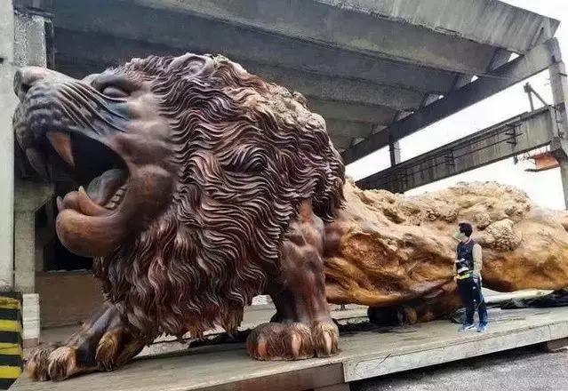 22位木雕大师,花3年时间用整块木头雕出14.5米大狮子,千金不换!