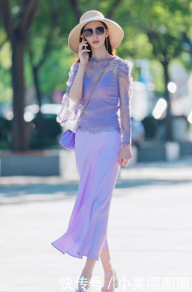 小姐姐紫色裙子,搭配粗跟凉拖鞋,戴草帽尽显高贵典雅