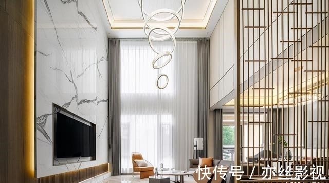 楼梯口|楼梯口正对着客厅，用木格栅隔断，关键比实心隔墙薄，更省空间