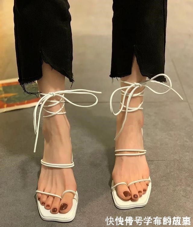 脚型 是时候穿凉鞋了!今年流行这几款,清凉显脚小!