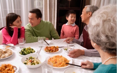 孩子|5岁孩子被问奶奶好还是姥姥好,孩子的回答,让在场的大人很羞愧