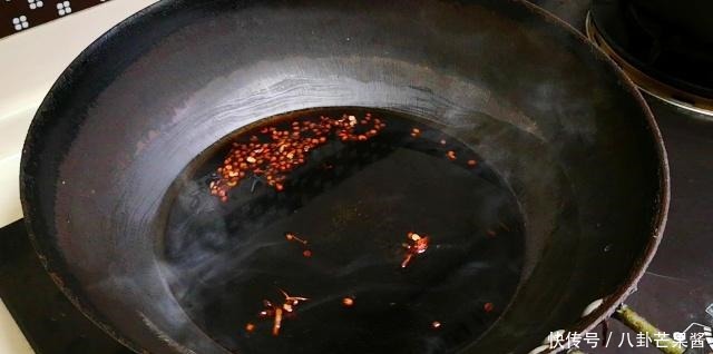 腌辣椒时,不要先加盐,多加1步,辣椒爽脆更入味,放半年不会坏!