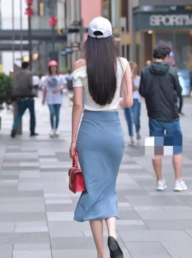 半身裙|罗衣何飘飘, 轻裾随风还, 白色单肩上衣配半身裙的青春时髦穿搭