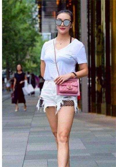 街拍：美女穿一字肩吊带长裙，长相甜美，长发披肩温婉动人