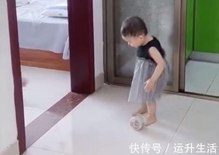 小宝|妹妹总打扰哥哥写作业,谁曾想连人带兔一起被撵出,网友:太难了