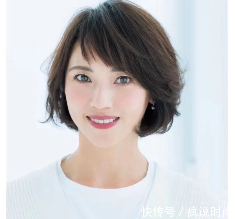 烫发 适合50岁大圆脸女人的发型，选择适合自己的发型，才更显年轻