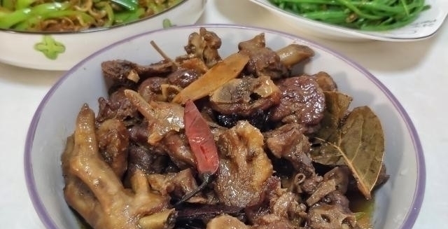 朋友来吃饭，宝妈花45元做一桌菜，朋友吃撑了，孩子爸却说抠门