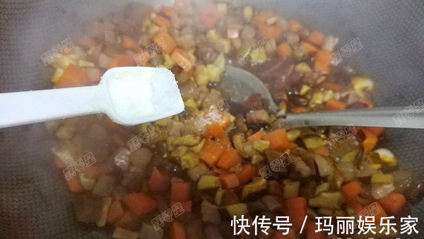 腌制腊肉时,只放盐就错了!多放一点它,腊肉不长霉,放一年不坏