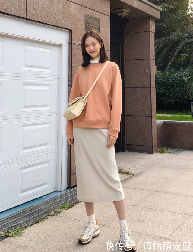 运动裤 卫衣下不兴“运动裤”了，今春流行“新穿法”，显年轻还巨时髦