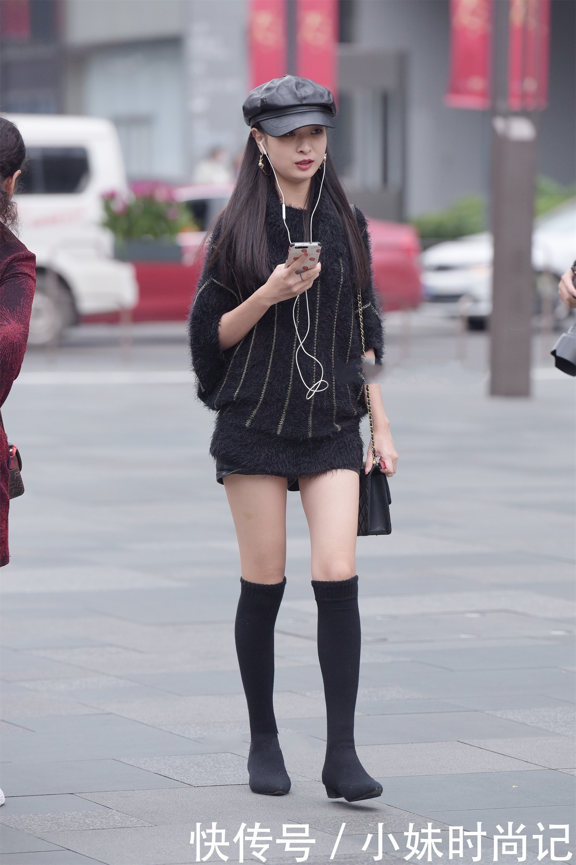 同色|街拍:长款毛衣搭配袜靴, 同色搭配更显高级气质