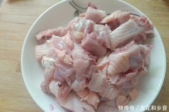 鸡肉|天冷了,就喜欢吃这一锅炖,不仅简单方便,吃起来美味又暖和