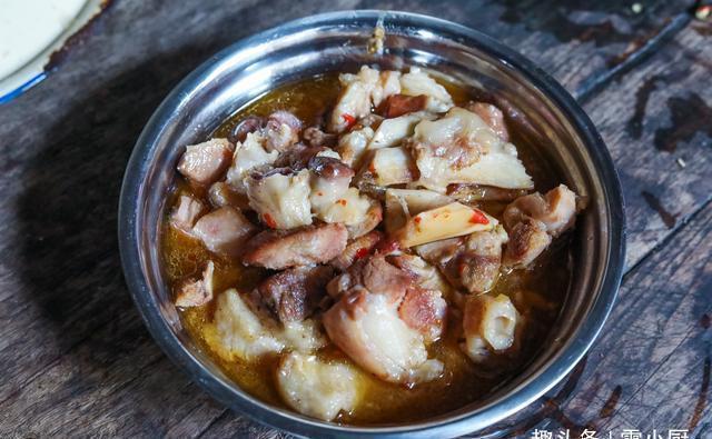 舅舅一家来做客,妈妈做了8个农家菜招待,网友真富有